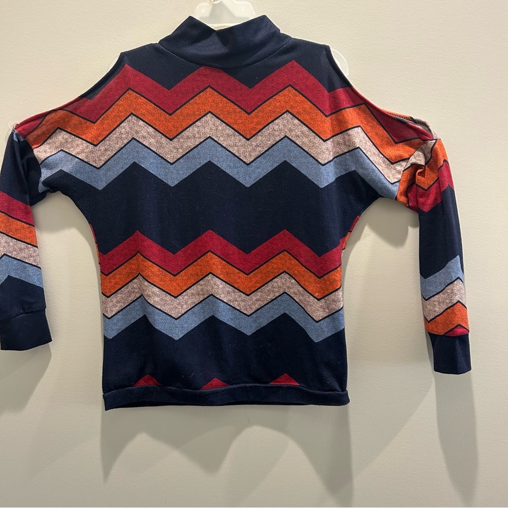 Chevron Pattern Cold Shoulder Top Size Large